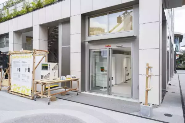 ナニコレ!?「取り出し口だけ」の自動販売機があった！ 完全真っ白、買い方も判らない!? でも確かにドリンク出てきた！