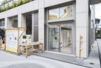 ナニコレ!?「取り出し口だけ」の自動販売機があった！ 完全真っ白、買い方も判らない!? でも確かにドリンク出てきた！