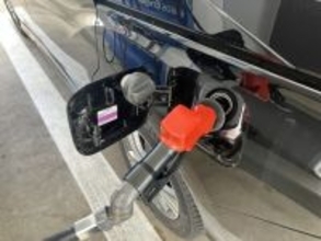 レンタカーで焦る「給油口どっちだっけ!?」車から降りずに“一瞬でわかる裏ワザ” なぜ左右バラバラ？