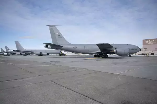 デカければ良いワケじゃない！ 米空軍の次期空中給油機候補、KC-46の“半分サイズ”で未整備地もOK 今後のトレンド!?
