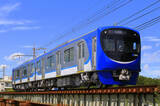「「こ、ことでんが青い！」66年ぶり“異次元の新型車両”に運転士も驚愕 2000形いよいよ昼間の試運転」の画像1