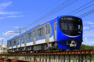 「こ、ことでんが青い！」66年ぶり“異次元の新型車両”に運転士も驚愕 2000形いよいよ昼間の試運転