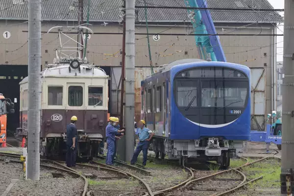「「こ、ことでんが青い！」66年ぶり“異次元の新型車両”に運転士も驚愕 2000形いよいよ昼間の試運転」の画像