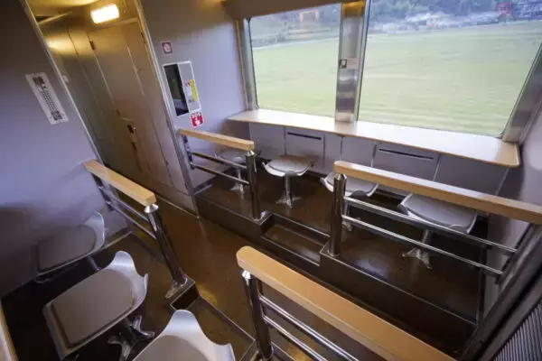 「寝台券いらず！ 「サンライズの“横になれる”座席」は本当にノビノビできるのか？ カーテン持参する人も!?」の画像