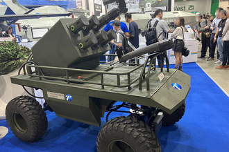 “おもちゃメーカー”がなぜ「ガチの軍事ドローン」を？ 技術力を買われて進出 展示会では人だかり！