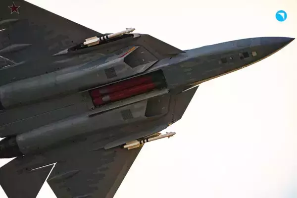 「最高機密」なのになぜ? 「ロシア最新ステルス戦闘機」中東の“空の祭典”で初展示へ…その納得の狙いとは