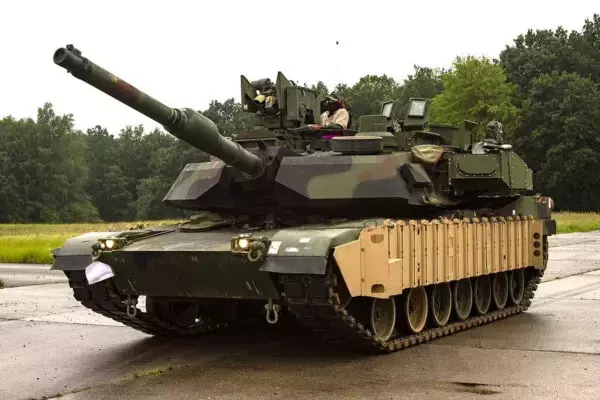 見た目は同じ、中身は別モノ！ 米軍の新型戦車「M1E3エイブラムス」世界初公開 次世代戦争を生き抜くために“捨てた”ものとは？