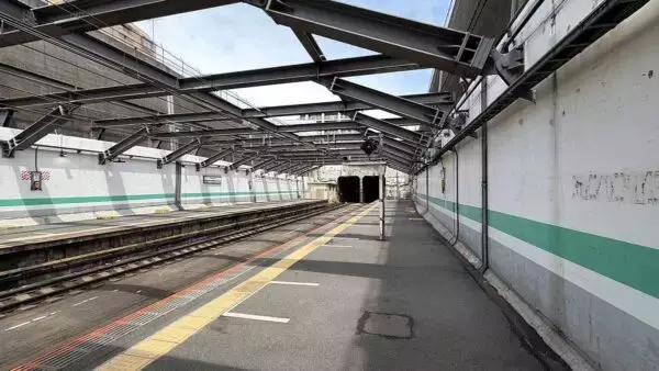 「「火攻め」「水攻め」で長期不通に… 40万本のタイヤが燃え、駅が「浮上」!? 武蔵野線の受難史」の画像