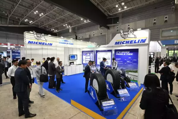 溝が減ったタイヤの寿命を延ばす術 ミシュランタイヤ「ジャパントラックショー2026」で実演！ 持続的な未来を足元から支える