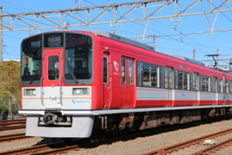 小田急線「赤い車両」と「青い車両」が意外な場所で競演へ 6月27日に鉄道ファン向け撮影会が開催