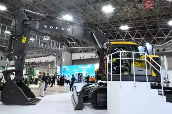デカいのに小回り抜群！？ ボルボが新型36トン油圧ショベル「ECR355」日本発売 AIの目と半自動制御で都市の超狭小現場を攻略する
