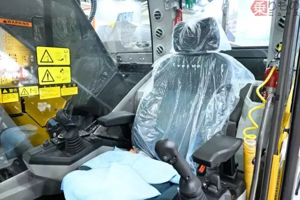 「デカいのに小回り抜群！？ ボルボが新型36トン油圧ショベル「ECR355」日本発売 AIの目と半自動制御で都市の超狭小現場を攻略する」の画像
