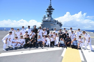 拳銃構えた黒づくめ集団まで登場！「海自最大の護衛艦」に世界の若手士官が集結！ じつは数十年先を見越した自衛隊の深～い狙いあり