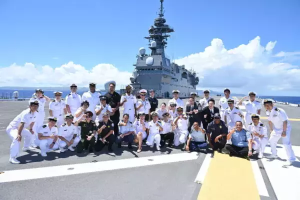 拳銃構えた黒づくめ集団まで登場！「海自最大の護衛艦」に世界の若手士官が集結！ じつは数十年先を見越した自衛隊の深～い狙いあり