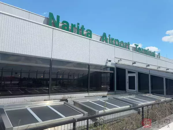 「成田空港最強のブッ飛びB級グルメ」ご存知？ マジでやっちゃった驚愕のコンボ…でも食べてわかった「共存可能」な工夫とは