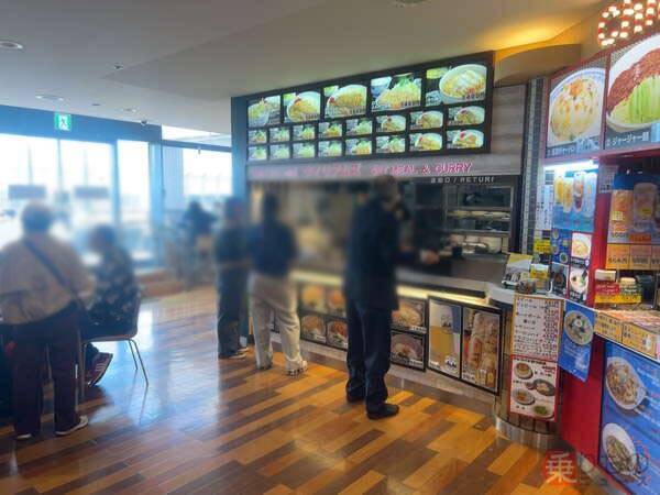 「成田空港最強のブッ飛びB級グルメ」ご存知？ マジでやっちゃった驚愕のコンボ…でも食べてわかった「共存可能」な工夫とは