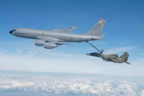 脆弱な「空のガソリンスタンド」が積極的に自衛する日！ 米空軍、大型機の運用を一変させる防御システム構想