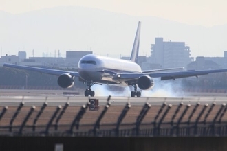 着陸時は800度の超高熱に!?「250km/hで疾走する200tの塊」のブレーキが溶解しない理由と減速を支える“3つの力”