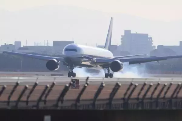 着陸時は800度の超高熱に!?「250km/hで疾走する200tの塊」のブレーキが溶解しない理由と減速を支える“3つの力”