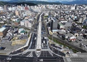 「路面電車の延伸空間」をしっかり確保 JR松山駅直結の幹線道路が14日開通 環状線と接続