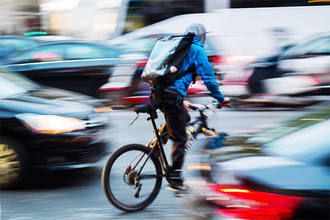 自転車は100km/hで走っても合法？ 原付よりはるかに速く走ってもOKなワケ