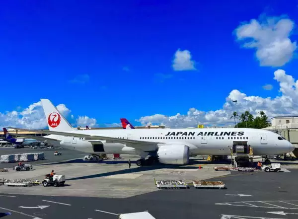 「ホノルル行き旅客便」、なぜ”夜出発”ばっかり？ 実は超合理的＆「利用者も航空会社も双方良し」の納得のメリットとは