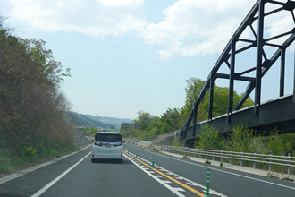 スイスイ区間から“いきなり信号!?” 群馬のシン高速「上信道」の新区間「渋川西バイパス」走ってみた 温泉アクセスが激変！