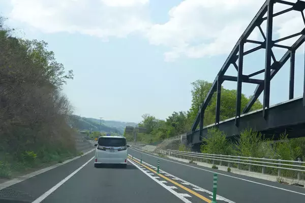 スイスイ区間から“いきなり信号!?” 群馬のシン高速「上信道」の新区間「渋川西バイパス」走ってみた 温泉アクセスが激変！