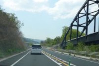 スイスイ区間から“いきなり信号!?” 群馬のシン高速「上信道」の新区間「渋川西バイパス」走ってみた 温泉アクセスが激変！