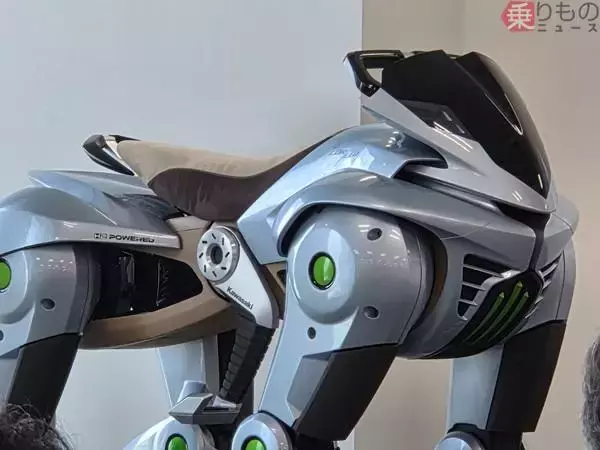 想像以上に「馬」でした…！ ヒトが乗る“四つ脚”の新モビリティ、カワサキが披露 「ハンドルもブレーキもつけません」