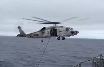 まさに“職人技”海自ヘリ ホバリングしながら護衛艦から給油 高度な連携プレーを公式Xが投稿！