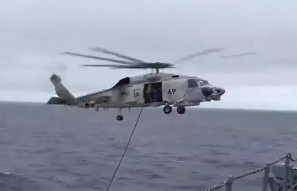 まさに“職人技”海自ヘリ ホバリングしながら護衛艦から給油 高度な連携プレーを公式Xが投稿！