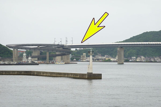 「港をまたぐ巨大橋」＋「くるくる回るループ橋」が合体!? 走ってビックリ「県内最長の橋」 まるでペンパイナッポーアッポーペンみたいな構造