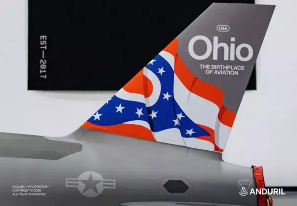 アメリカ空軍“史上初”の無人戦闘機 量産タイプがついに登場！ 画像を公開し新工場と共に大きくアピール