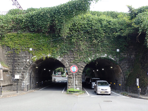 「あれ、Google地図と違う…！」 熱海の激エモ「鉄道めがねトンネル」の謎 「あるはずの“地形”が無い！」