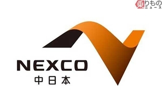 バイクの鼻先を“ナゾの箱”が高速通過！ 左車線から跳ね飛ぶ恐怖、NEXCOが“一部始終”を捉えた映像を公開