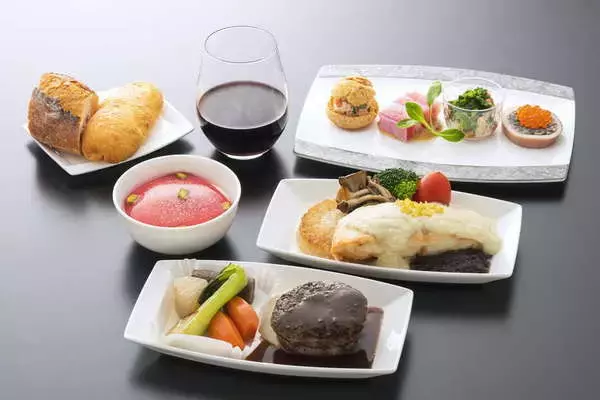 ANA 「ビジネスクラス機内食ができるまで」を公式動画に シェフが直接ポイント解説