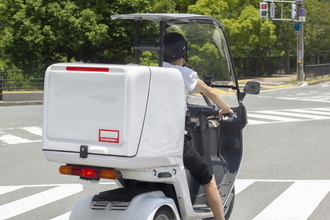 なぜ、デリバリー配達員は「原付二種」に乗るのか？ “50cc原チャリ”が街から姿を消しつつある裏事情
