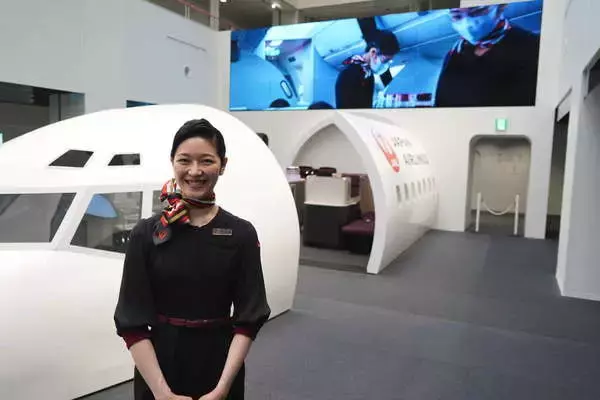 「CAのスカーフ」実は意味アリ？ JAL「CA仕事体験イベント」がガチってた！ 初の取り組みも