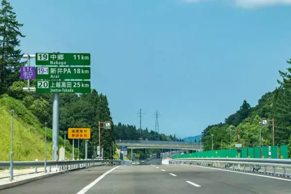 北陸の「回転ずしの名店」を、高速道路を下りずに食べる方法がある
