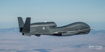 墜落した空自の無人偵察機「グローバルホーク」そもそもどんな機体？ “操縦席なし”遠隔操作で外の景色も見えない!? どうやって制御する？