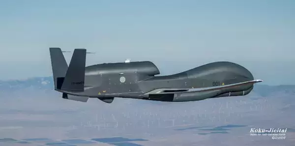 墜落した空自の無人偵察機「グローバルホーク」そもそもどんな機体？ “操縦席なし”遠隔操作で外の景色も見えない!? どうやって制御する？