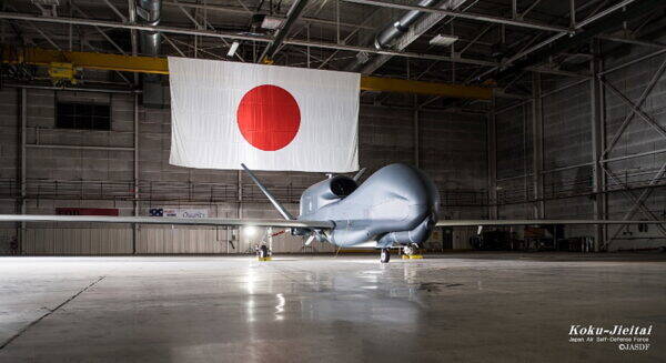 墜落した空自の無人偵察機「グローバルホーク」そもそもどんな機体？ “操縦席なし”遠隔操作で外の景色も見えない!? どうやって制御する？