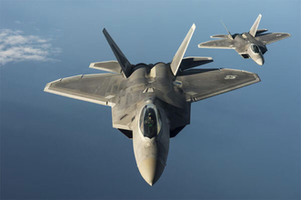 有人機F-22が米空軍初の「無人戦闘機」との連携試験に成功 もはや“簡単な命令”のみで理解するくらい高性能に!?