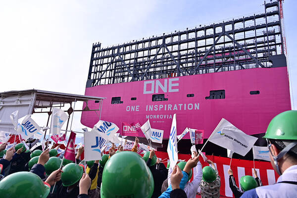 巨大な動く壁!? 日本生まれ「世界最大級のコンテナ船」どんどん竣工！ これが物流の世界サイズ 日本には“帰って来られない”