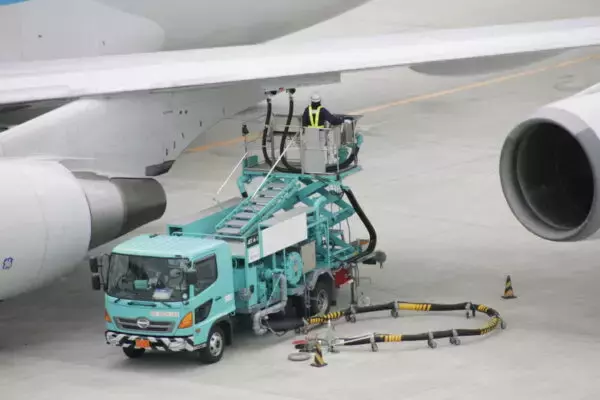 「満タン」とは言わない!? 航空機が燃料を「重さ」で計るワケ 安全の裏には2種類の単位の使い分けまで