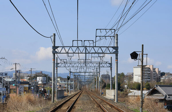 計画から半世紀 大阪の「線路沿いの道」の新規区間がついに一部開通！ 「駅前の大渋滞」緩和なるか