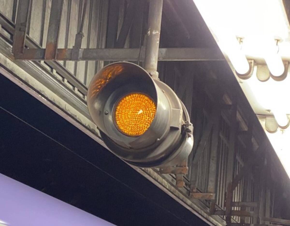 駅のホームにぶら下がる「あの謎のライト」って何？ オレンジや緑の 