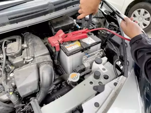 バッテリー上がりの意外な対処法「放置」で復活？ お湯はNG、AT車の「押しがけ」が無理なワケ