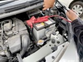 バッテリー上がりの意外な対処法「放置」で復活？ お湯はNG、AT車の「押しがけ」が無理なワケ